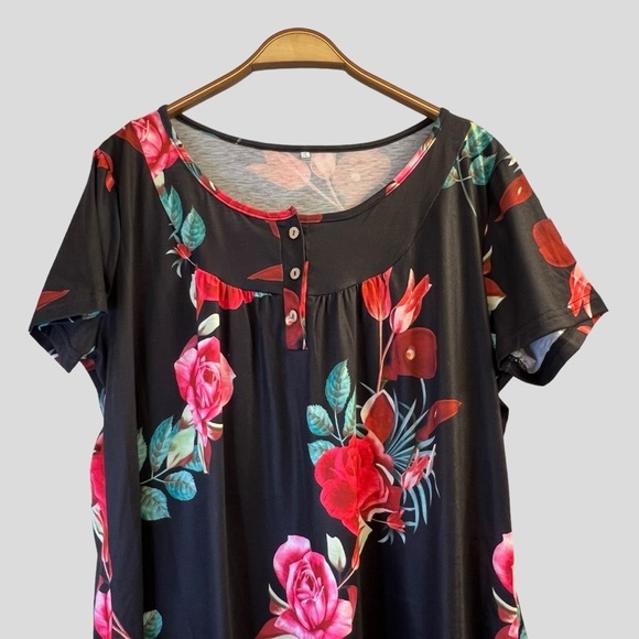Women’s Top 2X Black Red Floral Short Sleeves - Picture 6 of 13